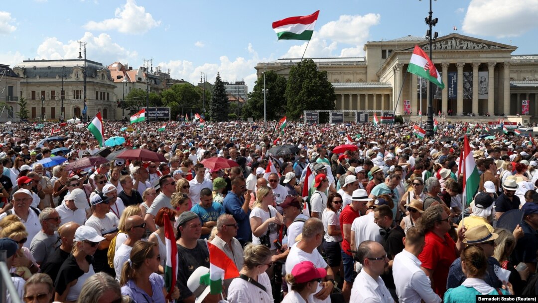 Pristalice mađarskog opozicionog lidera Petera Mađara na skupu u Budimpešti 8. juna uoči izbora za predstavnike u Evropskom parlamentu. 