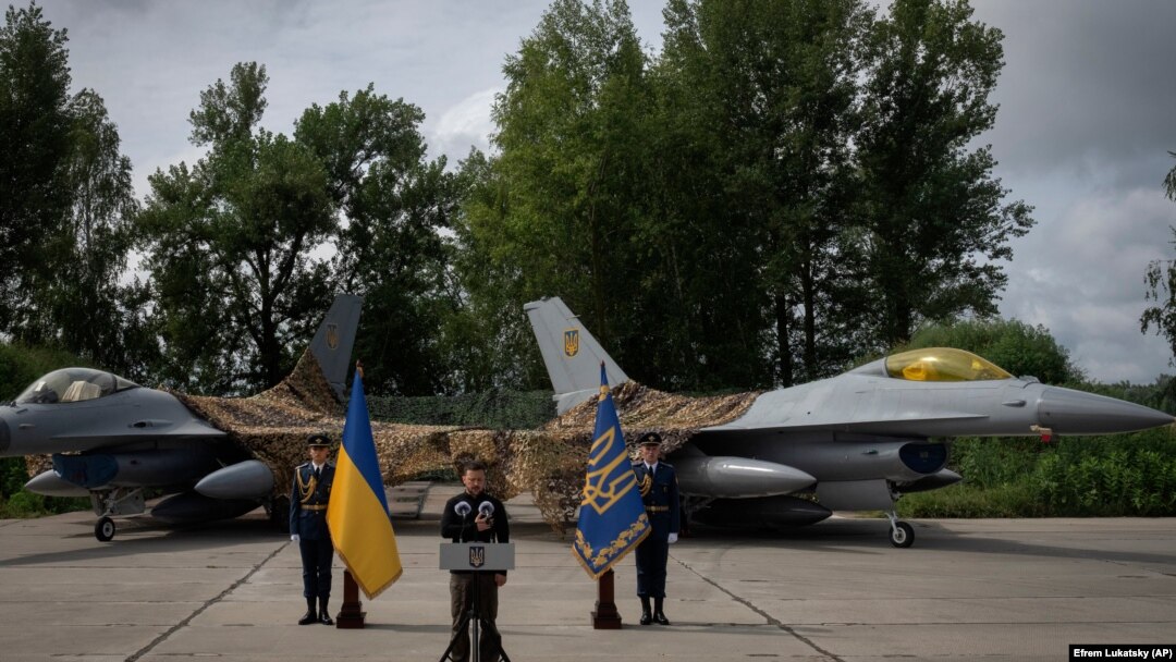 Президент України Володимир Зеленський презентує винищувачі F-16 ЗСУ, 4 серпня 2024 року