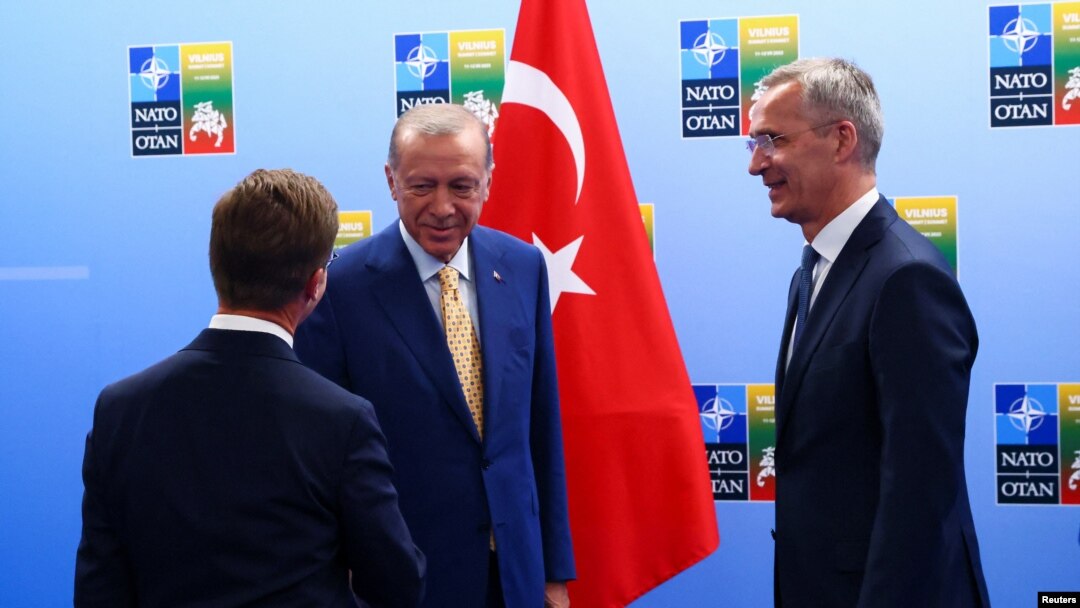 Predsednik Turske Redžep Tajip Erdogan se rukuje sa švedskim premijerom Ulfom Kristerssonom u prisustvu generalnog sekretara NATO Jensa Stoltenberga, u Viljnusu 10. jula