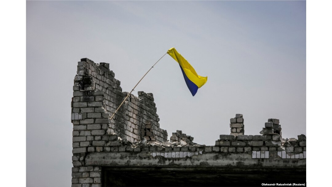 Український прапор на зруйнованій будівлі у Нескучному після звільнення бійцями ЗСУ, 13 червня 2023 року