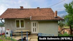 "Tri godine smo živjeli u podrumu jedne ruševine, a 2006. godine UNDP nam je napravio kuću", kaže Hajrudin.