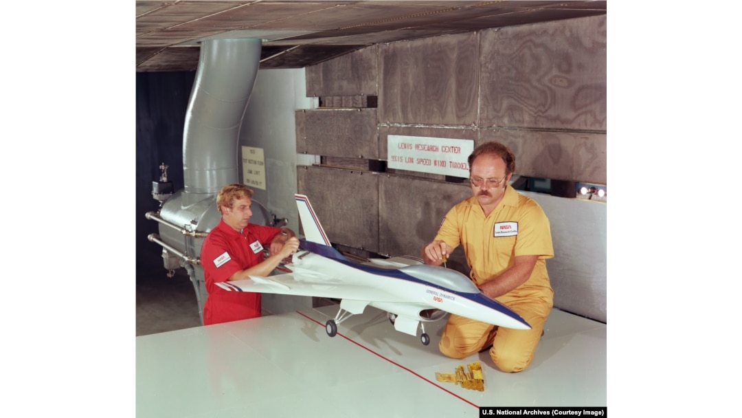 Model F-16 priprema se za testiranje u vazdušnom tunelu u NASA-inom postrojenju u Ohiju, avgust 1983.