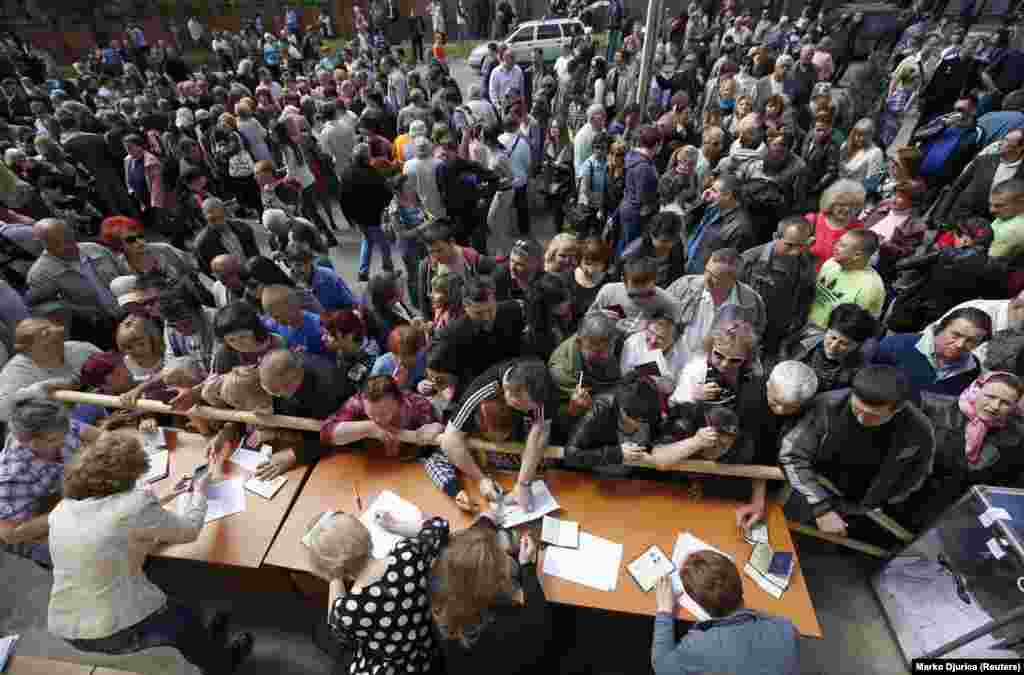 11 травня 2014 року. Люди у Маріуполі беруть участь у псевдореферендумі щодо «статусу» Донецької області, який російські гібридні сили влаштували на контрольованих ними територіях. Жодне з подібних так званих голосувань на Донбасі та в Криму не було визнане ані Україною, ані міжнародною спільнотою