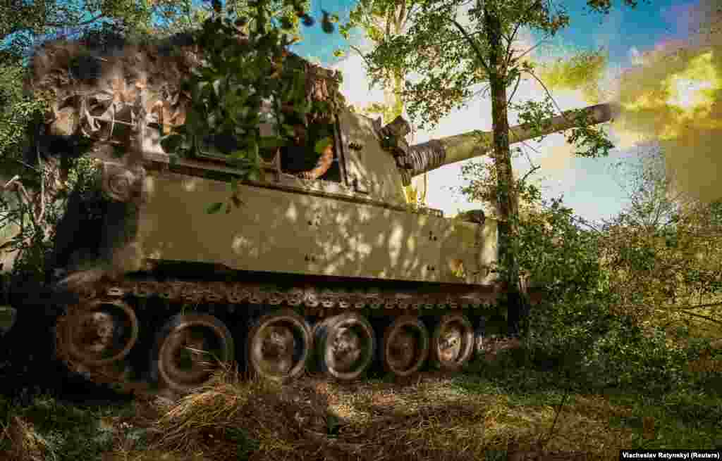 Українські військові ведуть вогонь із самохідної гаубиці М109 по російських позиціях. Під час виступу у Вашингтоні 30 червня голова Об&rsquo;єднаного комітету начальників штабів США генерал Марк Міллі сказав про темпи українського наступу: &laquo;Те, що це відбувається повільніше, ніж люди передбачали, мене зовсім не дивує&raquo;, маючи на увазі те, наскільки сильно змогли укріпитися російськи сили на захоплених позиціях. 