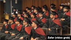 په اسلام اباد کې افغان زده کونکي د فراغت په غونډه کې ناست دي. پخوانی انځور.