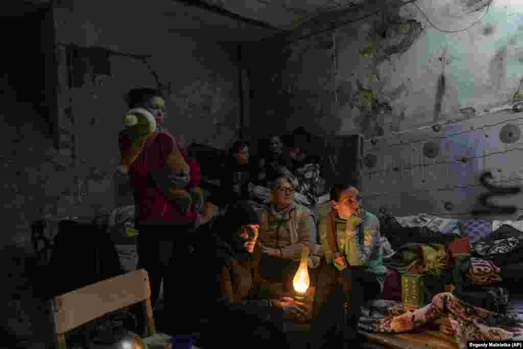 Жанна Гома (праворуч) та її сусіди у бомбосховищі в Маріуполі, 6 березня 2022 року. World Press Photo, Європа, Історії: Облога Маріуполя, Євген Малолєтка, AP