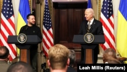 Președintele ucrainean Volodimir Zelenski (stânga) și președintele SUA Joe Biden susțin o conferință de presă la Casa Albă, Washington, în decembrie 2023.