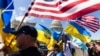 Suporteri ucraineni flutură drapelele Statelor Unite și Ucrainei în fața Capitolului, la Washington, după aprobarea pachetului de ajutor pentru Ucraina, Israel și Taiwan, pe 20 aprilie. 