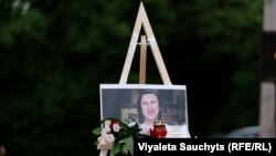 Партрэт памерлага ў няволі мастака Алеся Пушкіна на акцыі салідарнасьці ў Вільні. 2025