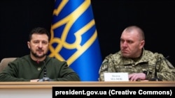 Володимир Зеленський (ліворуч) подякував Василю Малюку за організацію удару