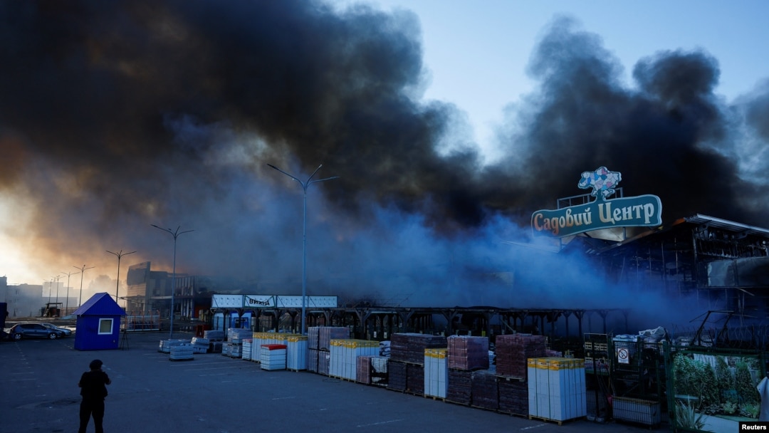 Рятувальники ліквідують пожежу в будівельному гіпермаркеті в Харкові після російського удару, 25 травня 2024 року