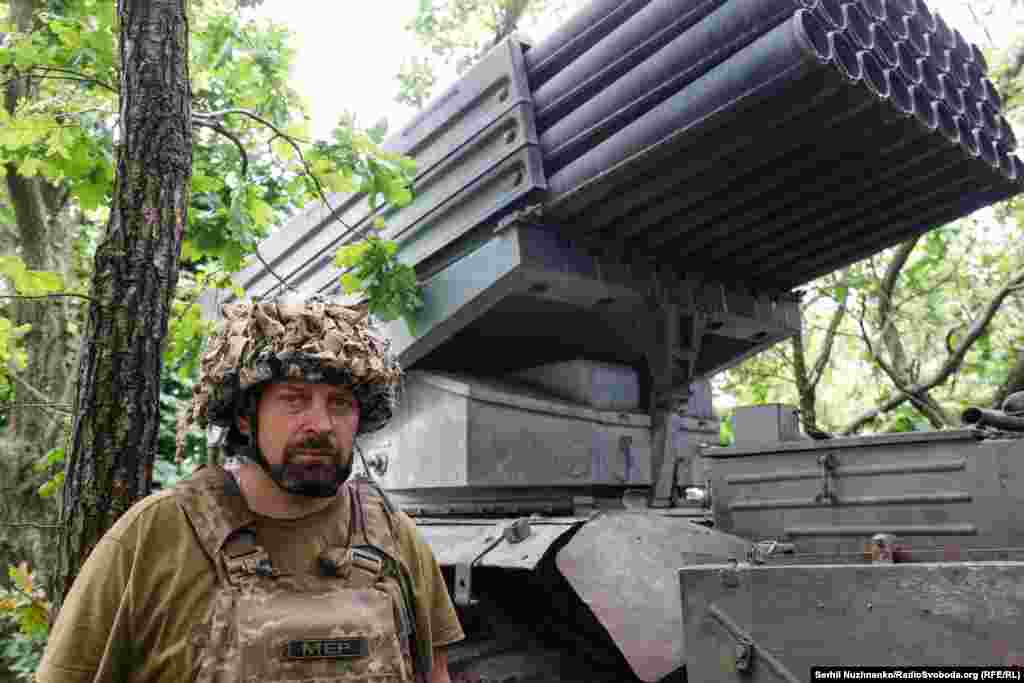 Знайомимось, Андрій Старух, командир розрахунку БМ-21 «Град» і діючий міський голова міста Монастириська, на Тернопільщині. «Я другий раз на війні, прийшла повістка, воював у 15-му році під Красногорівкою, мінометна батарея. А цей раз я вже сам пішов, попросив воєнкома, щоб він виписав повістку. Прийняли бюджет, програми соціально-економічного розвитку, лишив хорошу команду, далі спілкуємося дистанційно, так, їм без мене важче, але це було рішення. Ми як артилеристи отримуємо від арт-розвідки інформацію про цілі, які ми маємо накрити. Що ми й робимо», – говорить Андрій Старух 