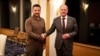 Президент України Володимир Зеленський і канцлер Німеччини Олаф Шольц (праворуч) під час зустрічі в кулуарах саміту «Групи семи». Хіросіма, Японія, 20 травня 2023 року 
