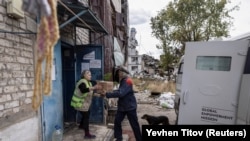 Volonteri istovaraju humanitarnu pomoć, usred ruskog napada na Ukrajinu, u gradu Vuhledaru na prvoj liniji u regiji Donjeck, Ukrajina, oktonar 2023.