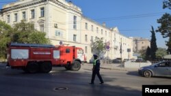 Vatrogasni kamion ide do brodogradilišta koje je navodno pogođeno ukrajinskim raketnim napadom, Sevastopolj, Krim, 13. septembra 2023.