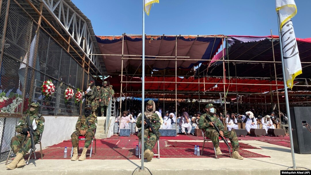 Talibanske vođe i borci na ceremoniji obeležavanja trogodišnjice dolaska na vlast u Avganistanu, vazdušna baza Bagram, 14. avgust 2024.