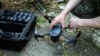 Український вояк готує запуск комерційного дрона DJI Mavic на Херсонщині у червні цього року