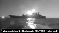 Скріншот із відео, поширеного 4 серпня 2023 року. На відео морський дрон наближається до російського десантного корабля «Оленьогірський гірник» поблизу порту Новоросійська, Росія