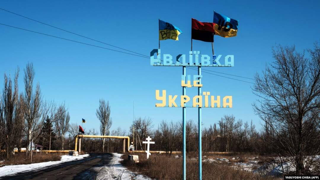 Придорожній знак із написом «Авдіївка – це Україна» у прифронтовому місті Авдіївка на Донеччині, 8 лютого 2023 року, ілюстративне фото