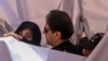 عمران خان او د هغه ښځه بشرا بي بي په لاهور کې عدالت ته د وړاندې کېدو پر مهال - د مې ۱۵مې انځور.