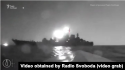 Скріншот із відео, наданого Радіо Свобода джерелом у СБУ 4 серпня 2023 року. На відео, як стверджують, морський дрон (безекіпажний-катер) наближається до російського десантного корабля «Оленьогірський гірник» поблизу порту Новоросійська, Росія 