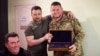 Президент України Володимир Зеленський, головнокомандувач ЗСУ Валерій Залужний (праворуч), який отримав від глава держави нагородну зброю, і секретар РНБО Олексій Данілов (ліворуч). Дніпро, 27 липня 2023 року