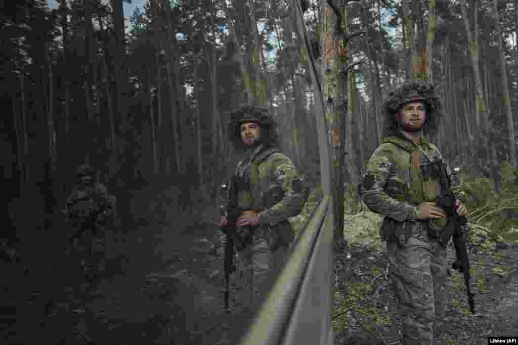 Відображення у вікні машини. Український боєць під час підготовки підрозділу до обстрілу російських позицій у районі поблизу Кремінної