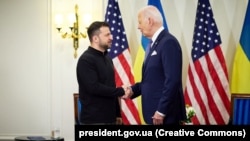 За словами Зеленського, дуже важливо, що тепер Америка вдарила по тіньовому танкерному флоту Росії та по таких компаніях, як «Газпромнєфть» і «Сургутнєфтєгаз»