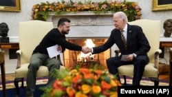 Президент України Володимир Зеленський (ліворуч) і президент США Джо Байден. Вашингтон, 12 грудня 2023 року