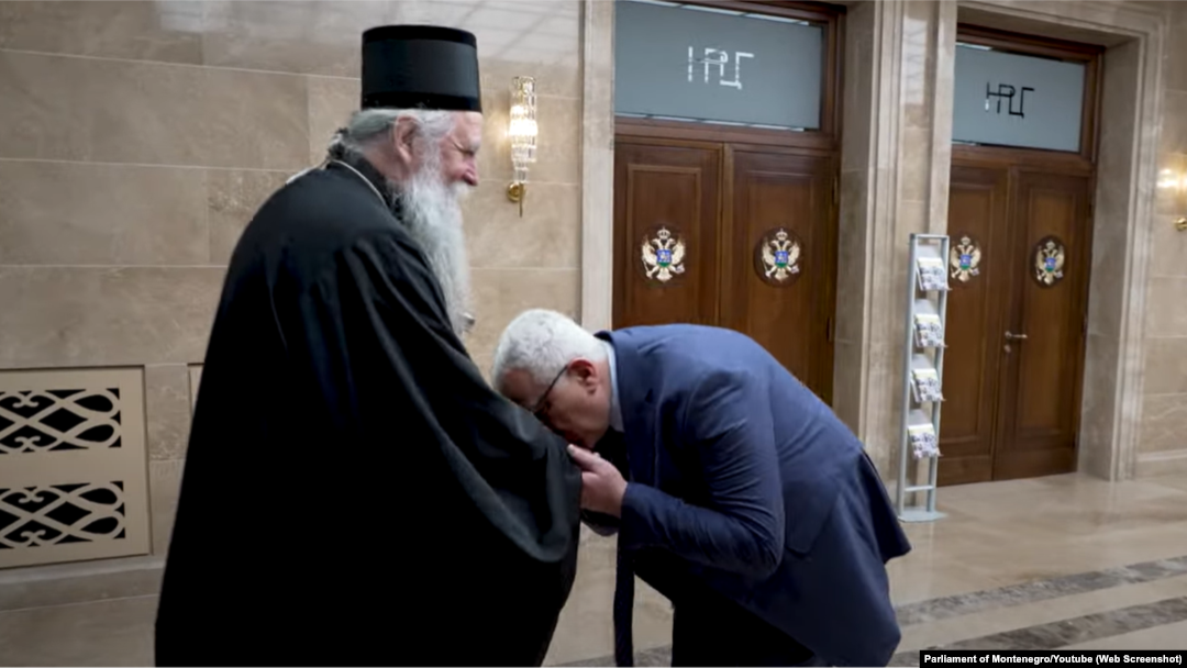 Predsjednik Skupštine Andrija Mandić dočekuje u parlamentu mitropolita Srpske pravoslavne crkve Joanikija, 15. januar 2024.