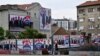 Pešakinja prolazi pored predizbornih bilborda na kojima su predsednik Srbije Aleksandar Vučić i drugi funkcioneri Srpske napredne stranke, Beograd, 31. maja 2024.