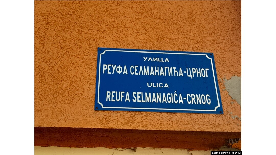 Tabla s nazovom Ulice Reufa Selmanagića Crnog u Srebrenici. (februar, 2024.)