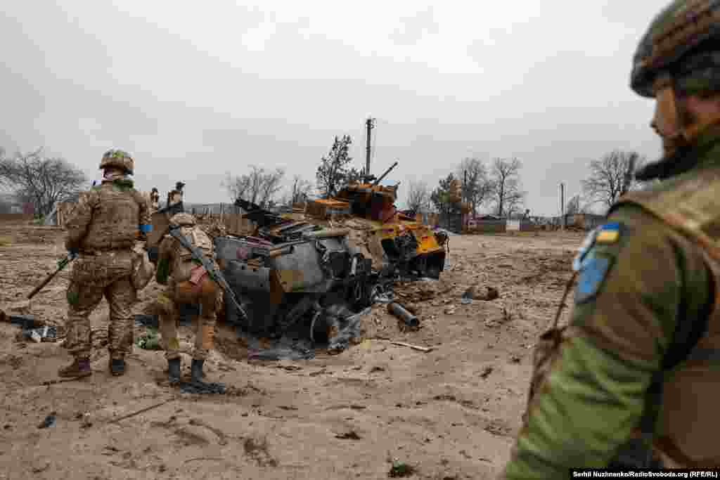Українські військові 10-ї окремої гірсько-штурмової бригади &laquo;Едельвейс&raquo; оглядають знищений російський бронетранспортер БТР-82 у селі&nbsp;Тетерівське поблизу лінії фронту, березень 2022 року / Праворуч фото від березня 2024 року. На місці БТР залишилась лише вирва у піску, знищену техніку вивезли вже давно