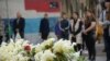 Odavanje pošte žrtvama napada u beogradskoj osnovnoj školi "Vladislav Ribnikar", dva dana nakon zločina (5. maj 2023.).