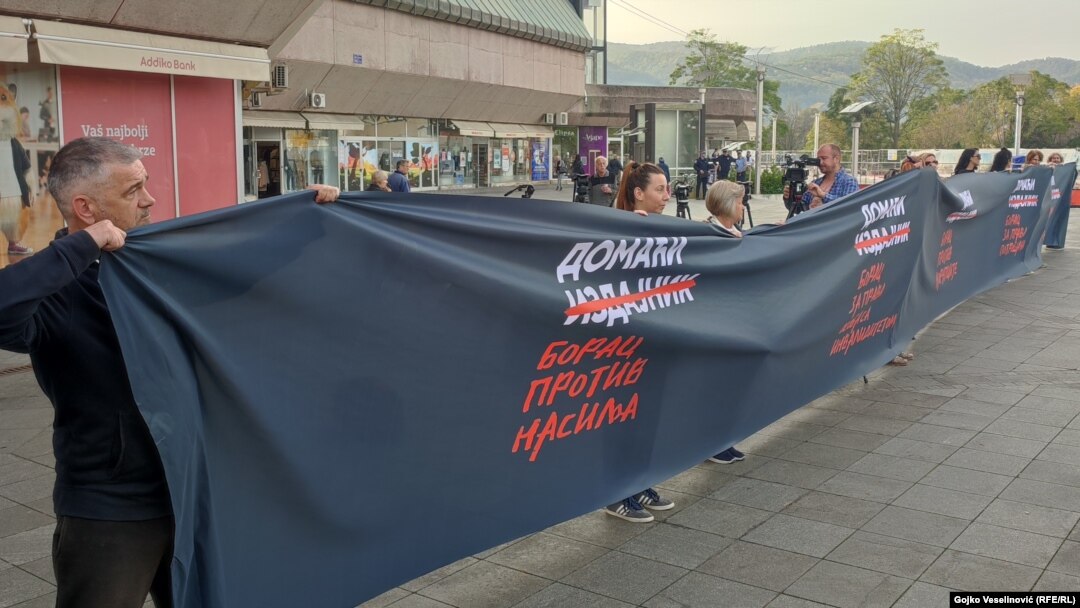 Predstavnici nevladinog sektora i građani protestuju u centru Banjaluke zbog usvajanja spornog Nacrta zakona o "stranim agentima", 28. septembar 2023.