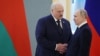 Олександр Лукашенко (л) із російським лідером Володимиром Путіним у Москві, 2023 рік