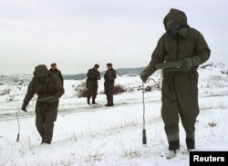 Фото 2001 року. Солдати вимірюють рівень радіації поблизу міста Прешево, після того, як літаки НАТО обстріляли позиції сербів снарядами зі збідненим ураном під час війни в Югославії
