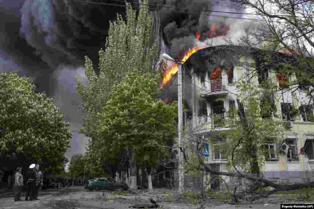 9 травня 2014 року. Будівля міліції, охоплена полум'ям. У той день українські війська здійснили штурм цієї будівлі, кілька людей загинули
