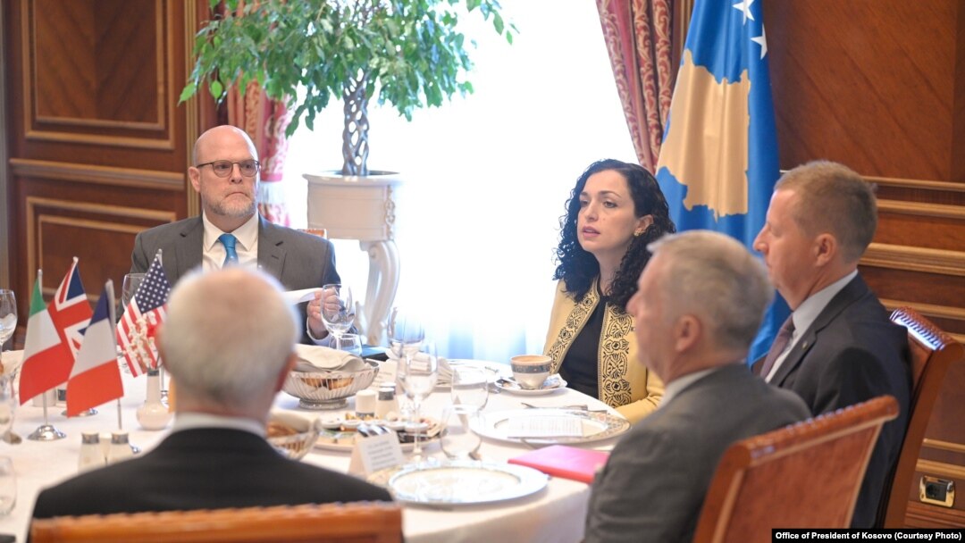 Predsednica Kosova Vjosa Osmani sa ambasadorima Sjedinjenih Američkih Država, Velike Britanije, Nemačke, Francuske, Italije i Evropske unije povodom situacije na severu Kosova.