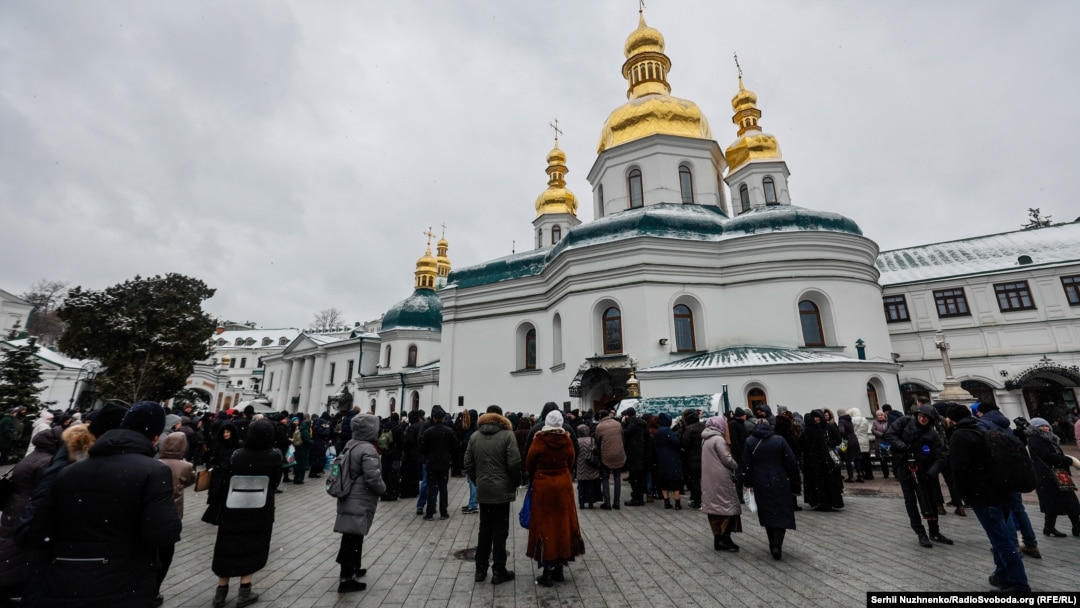 29 березня представники УПЦ (МП) провели богослужіння у Хрестовоздвиженській церкві на нижній території Києво-Печерської лаври