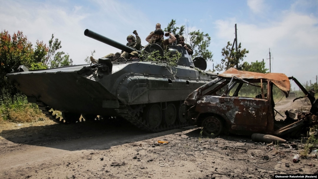 Українські військові їдуть на бойовій машині піхоти БМП-1 у звільненому від армії РФ селі Нескучне на Донеччині, 13 червня 2023 року