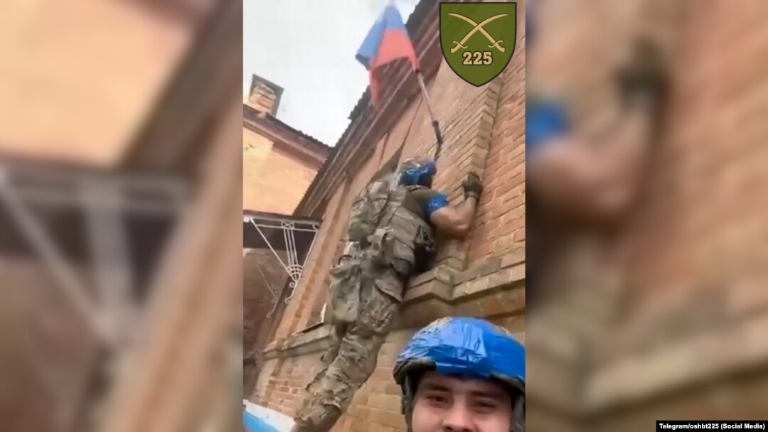 Бійці ЗСУ скидають російський прапор на одній з адміністративних будівель населеного пункту Курської області. РФ, серпень 2024 року 
