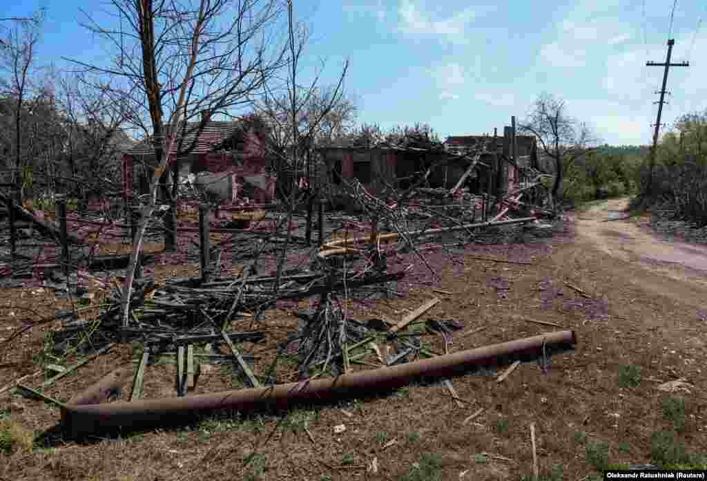 Зруйноване українське селище Нью-Йорк, що за 35 кілометрів від окупованого російськими гібридними силами ще у 2014-му році Донецька. ЗСУ звільнили низку сіл на південь від Великої Новосілки та захопили височини навколо Бахмута&nbsp;&ndash; як на північ від міста, так і на південь, біля села Кліщіївка