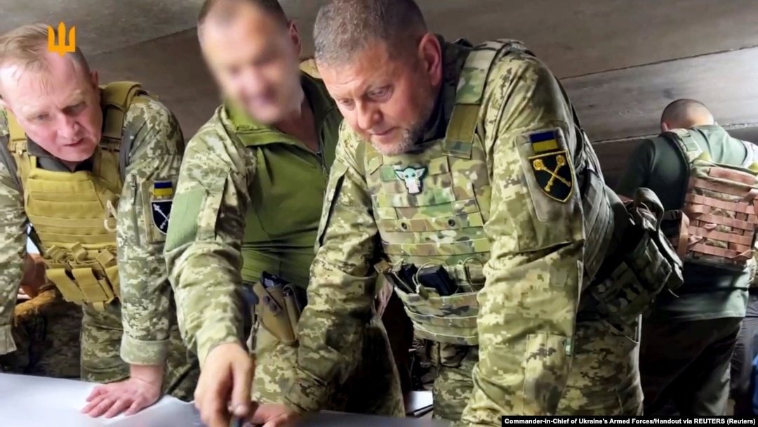 Головнокомандувач ЗСУ Валерій Залужний із патч-наліпкою «Бейбі Йода» (Ґроґу) на бронежилеті. Скріншот з відео, яке було оприлюднене 19 червня 2023 року