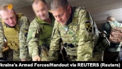 Головнокомандувач ЗСУ Валерій Залужний із патч-наліпкою «Йода» (Ґроґу) на бронежилеті. Скріншот з відео, яке було оприлюднене 19 червня 2023 року