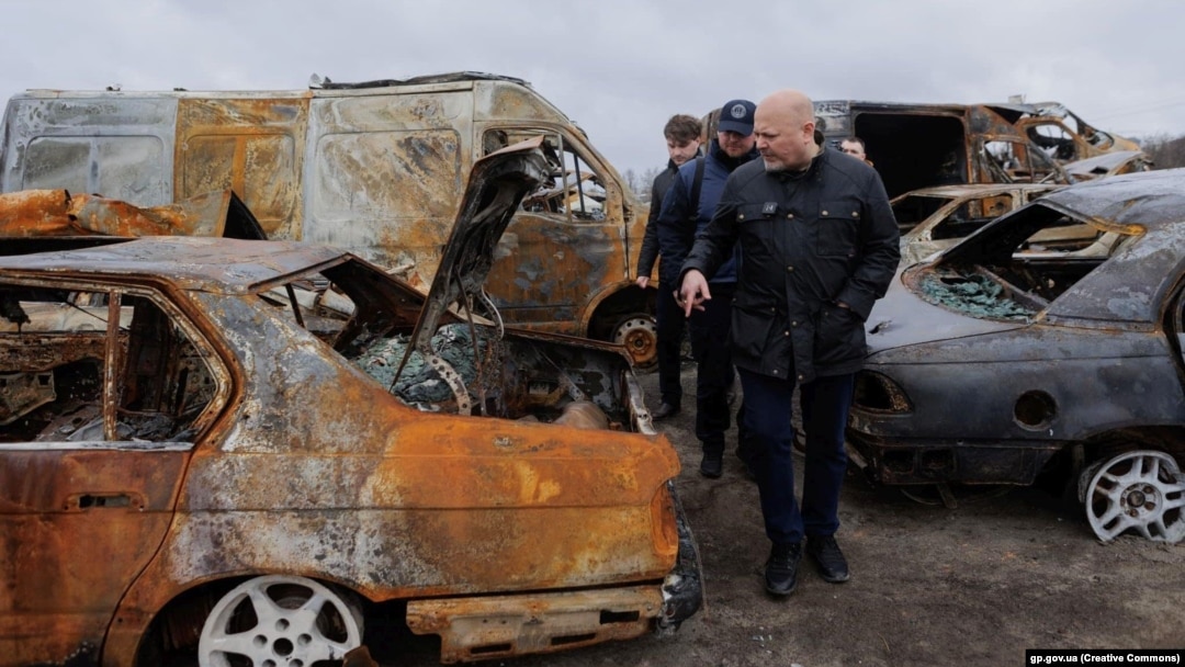 Прокурор Міжнародного кримінального суду (МКС) Карім Хан у Бучі на Київщині, квітень 2022 року