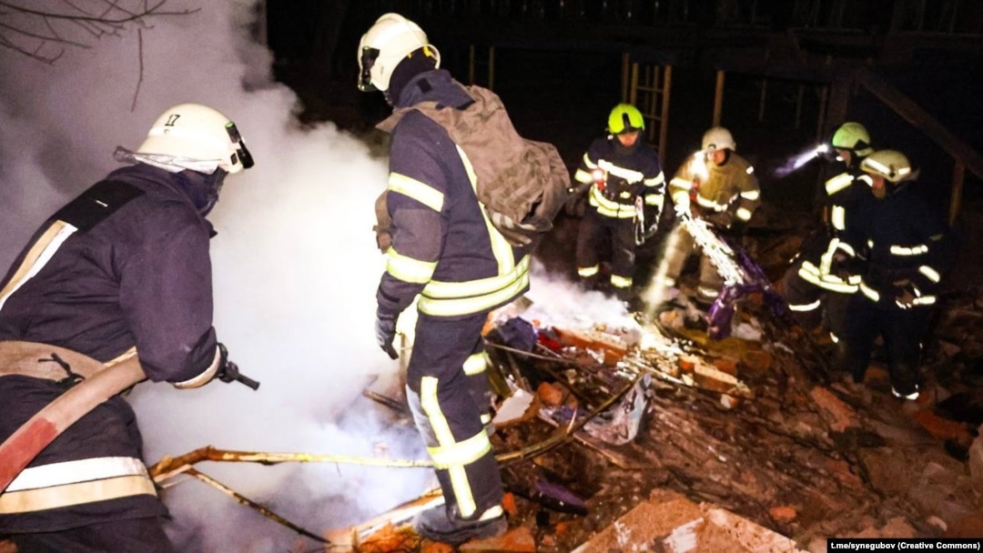 Vatrogasci gase požar nakon ruskog raketnog napada na Harkiv 8. decembra 2023.