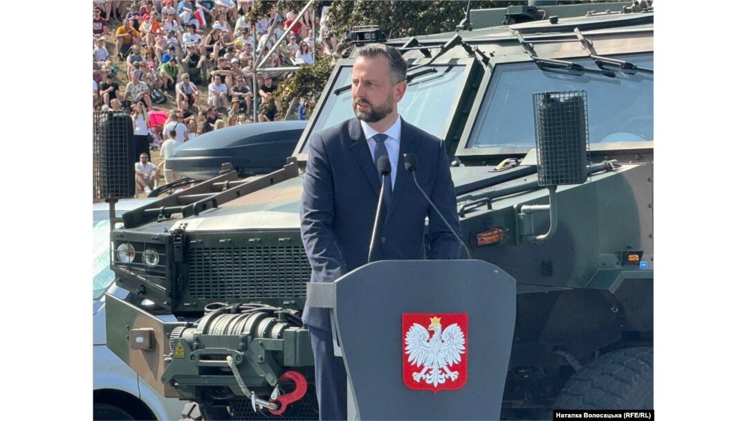 Міністр оборони Польщі Владислав Косіняк-Камиш (ліворуч) на військовому параді, Варшава, 15 серпня 2024 року