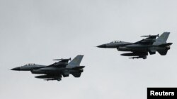  Avioane F-16