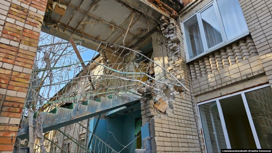 Наслідки одного з попередніх обстрілів Херсона